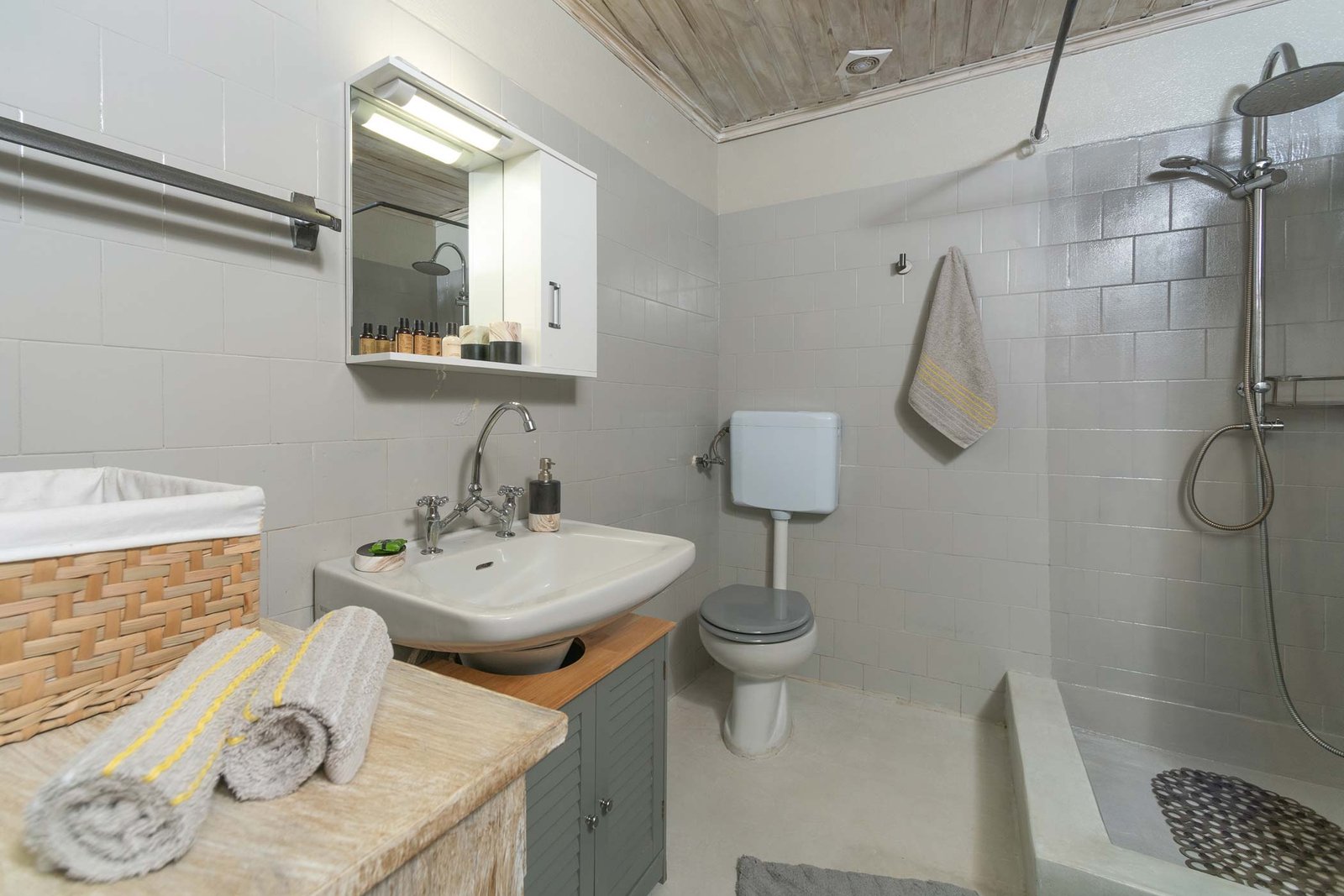romanatika-villa-paxos-bathroom-01