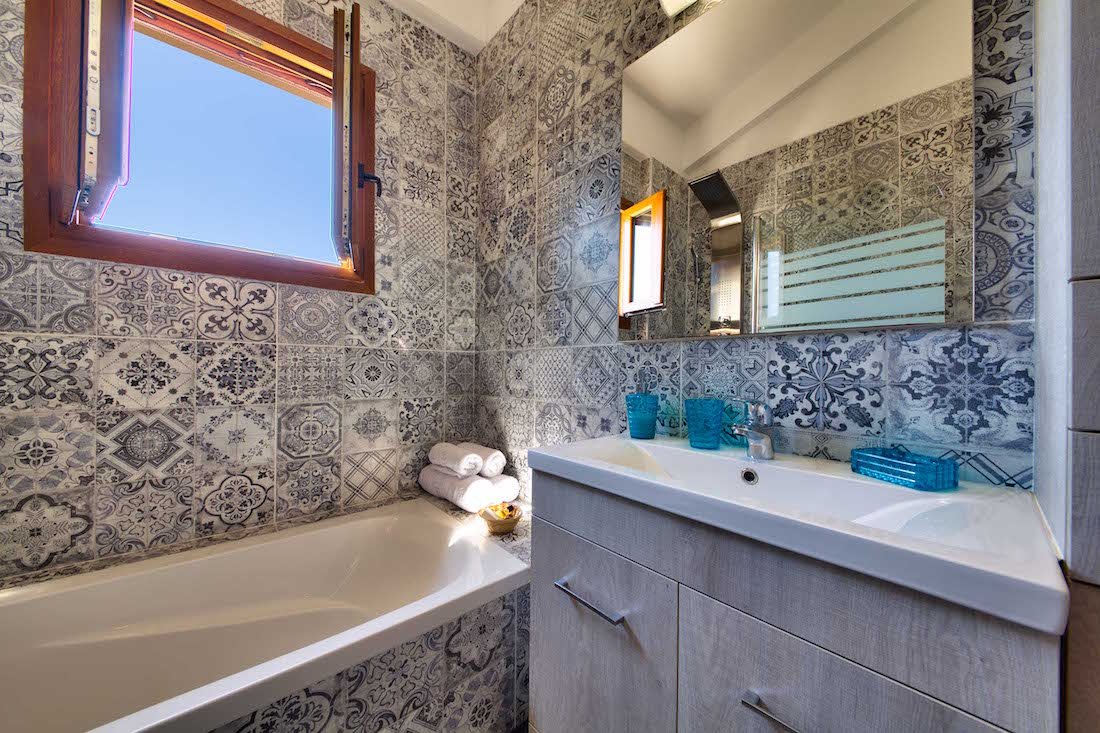 villa-androniki-paxos-bathroom-02